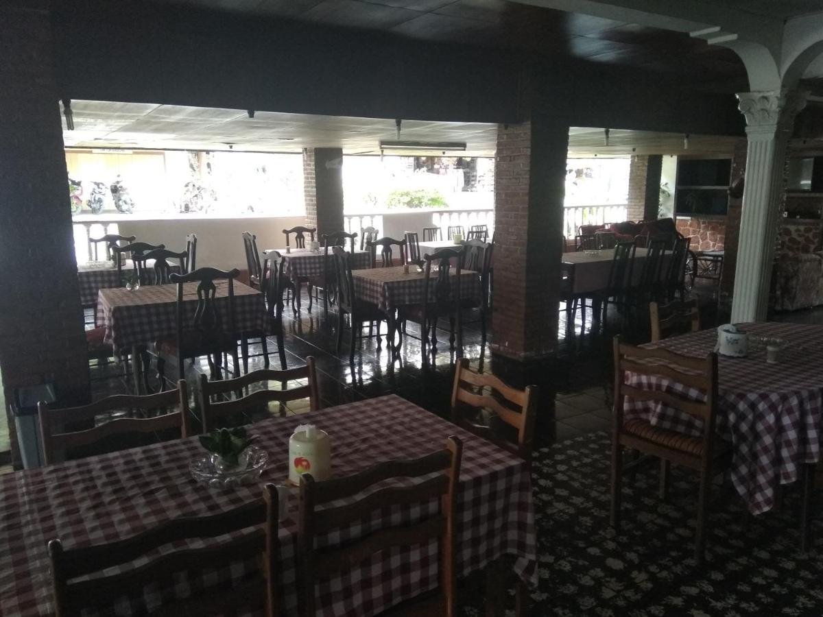 Bernard Guest House&Resto RedPartner Ambarita Exterior foto