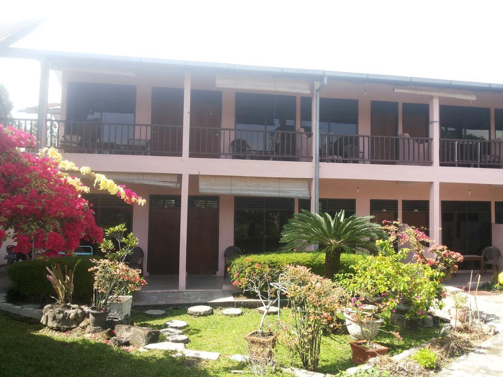 Bernard Guest House&Resto RedPartner Ambarita Exterior foto