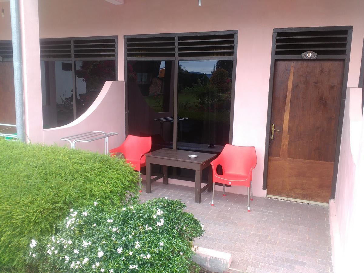 Bernard Guest House&Resto RedPartner Ambarita Exterior foto